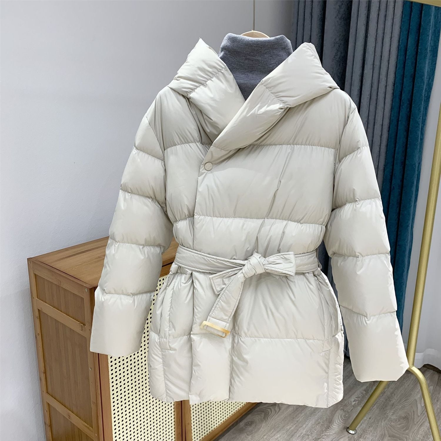 Doudoune Femme Mi-Longue Ceinturée avec Capuche | COZYWINTER™